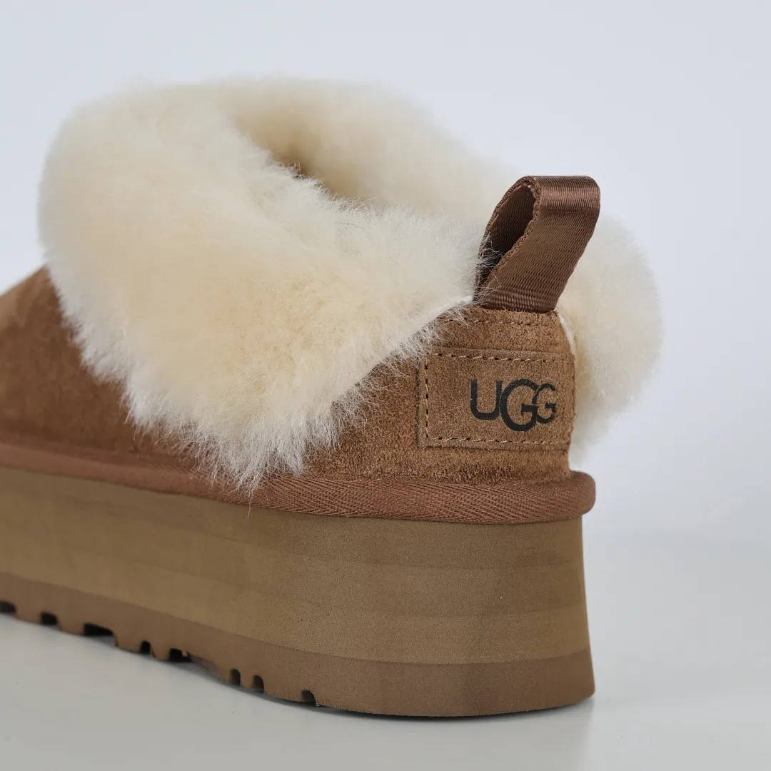 Pick up locally 💰600 Core recommended good price Independently developed original outsole, cashmere insole, keeping warm in winter, suitable for home use. In recent years, uug has launched a style series, which is partially skewed towards the preferences of young consumers, and has also been at the forefront of fashion trends. Shoe body material, water-repellent coated suede upper, 17mm UGGPURE™ implanted wool insole, lightweight non-slip and comfortable rubber outsole, with brand LOGO, complete packaging, size: 35 36 37 38 39 40